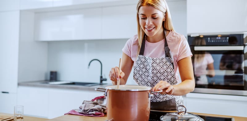 Is it safe to wear contact lenses while cooking?