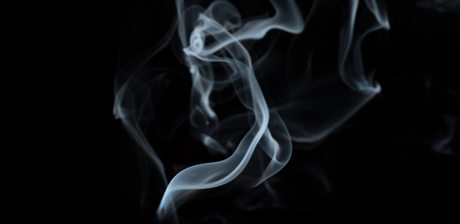Smoking with Contact Lenses: risks and effects 