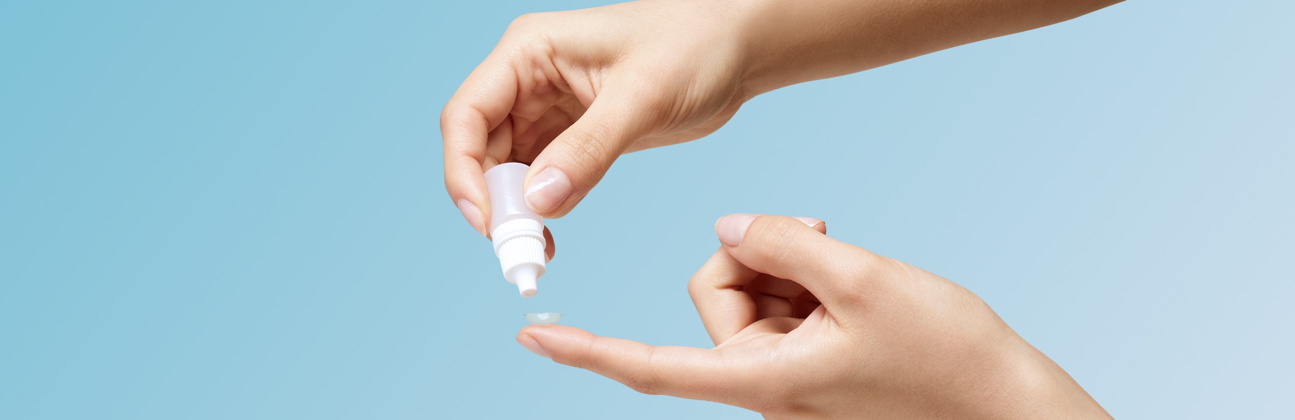 How to remove contact lenses without pinching?